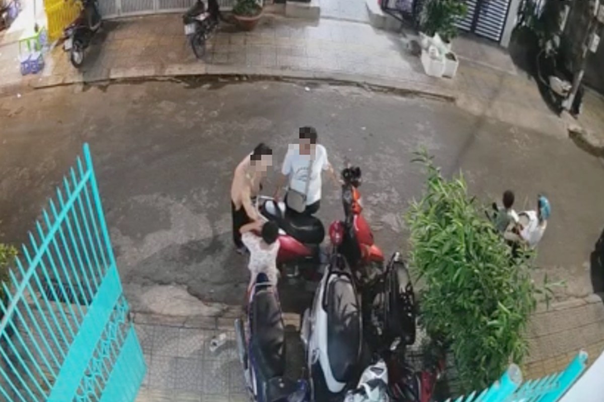다낭 체스교실 아동 귀 잡아당겨, 부모는 CCTV 확인해요